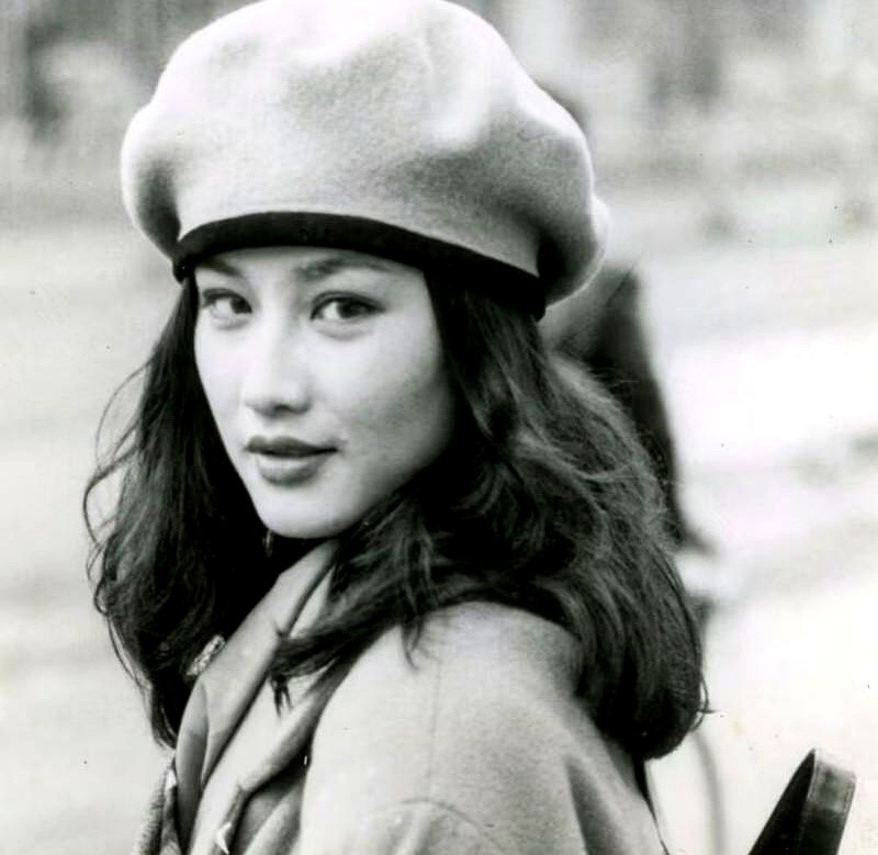 现在的小姑娘，可能都不知道瞿颖当年有多“顶”。

翻出王小宁拍的老照片，我愣住了。那张脸，放在今天也是炸裂般的存在。五官大气，眼神里全是故事，根本不是现在流水线上的精致娃娃。

那时候的美，是野生野长的。瞿颖1米75的大个子，往人堆里一站，就是焦点。T台走秀，演戏唱歌，样样都拿得出手。哪像现在，美则