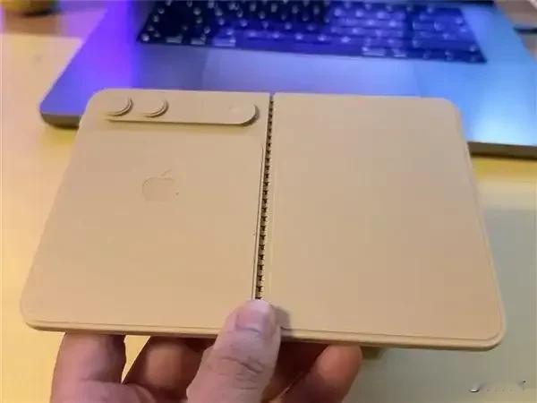 民间自制的iPhone Fold模型，看起来还不错  明年9月份苹果发...