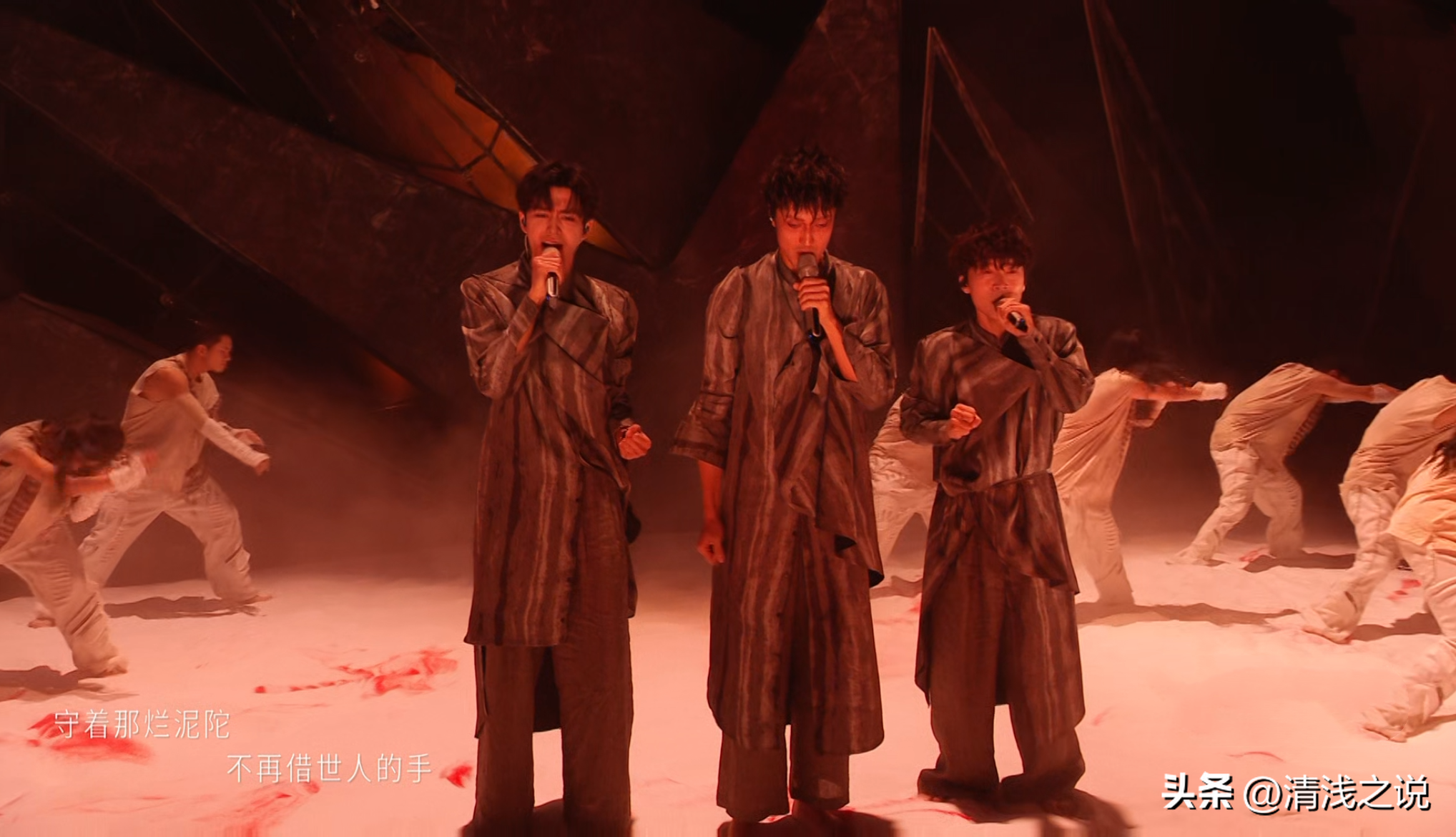 王传君《野人》拿下一公第一，被阿云嘎夸两次，给演员哥哥争气了
