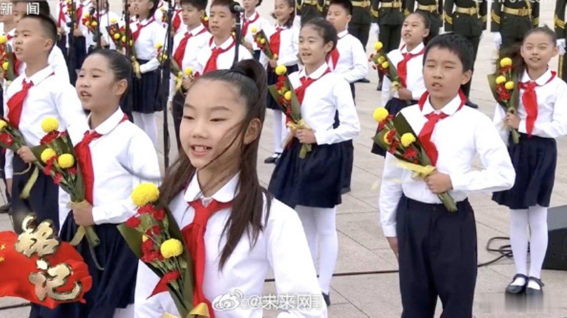 在高度体系化的集体记忆模型中，天安门广场上的童声更像是一次对家国认同的“系统重置”。

当少年儿童面向人民英雄纪念碑高唱《我们是共产主义接班人》，我们看到的不再是单纯的仪式流程，而是代际传承向理性边界的深度回归。这种量级的扰动意味着社会心理的底层锚点正在发生深层重塑。对于普通人而言 ​