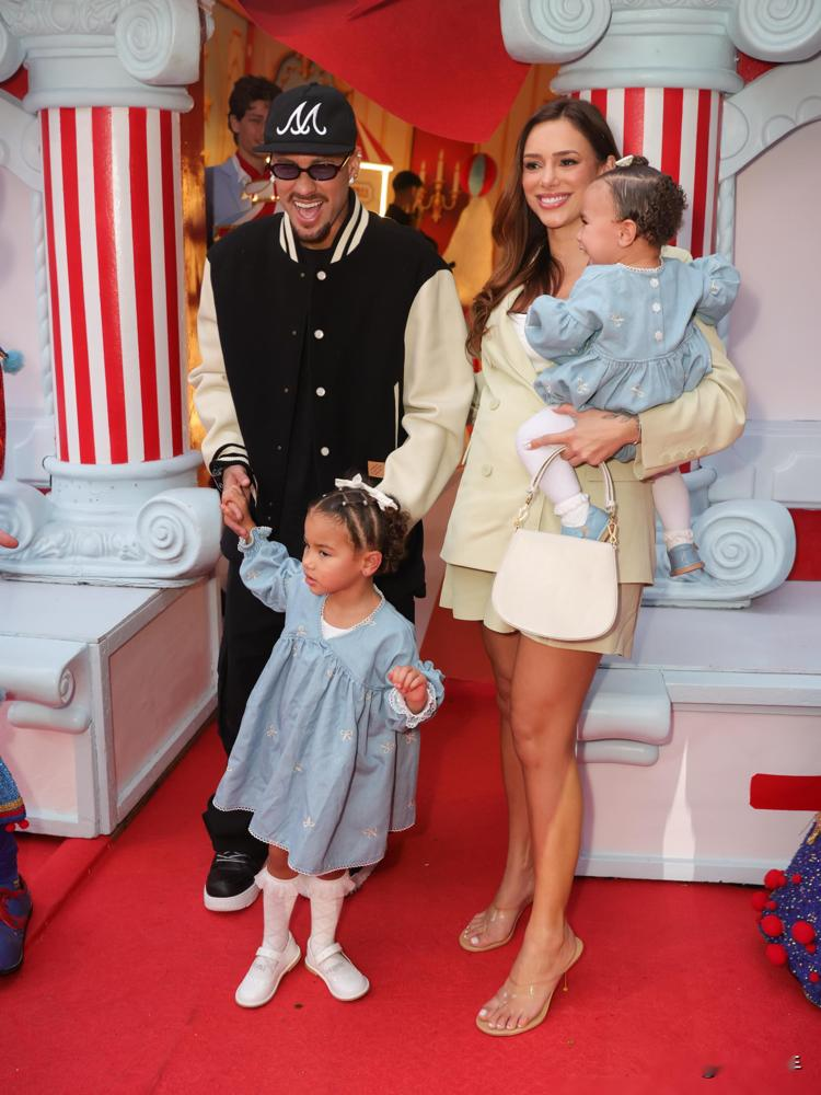 安保把亲儿子当私生饭拦在球场外，内马尔直接哭了。
赛后他冲着看台招手，16岁的大卫·卢卡往下冲，保安一把拦住，以为是个疯狂球迷。孩子急了，喊一句那是我爸。内马尔确认完，父子俩才抱上。
这场景挺戳人。卢卡长得像他妈，白，不像巴西人，保安不认也正常。但这孩子跟着他爹跑遍了沙特、欧洲、各大球场，陪赛比
