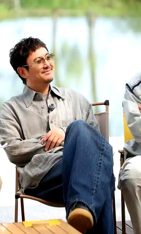 沈腾只要不塌房，以后哪怕躺在台上睡觉，观众大概率也愿意掏钱买票
 

能躺着绝不坐着，综艺里瘫在椅子上偷懒，演的角色翻来覆去都是窝囊、嘴贱的小人物。可偏偏就是这么一个浑身没正形的人，当年在小剧场冷板凳上一坐就是八年，台下观众比台上还少的时候都没挪窝
 

徐峥精明，王宝强憨厚，沈腾往那一站就像隔壁整