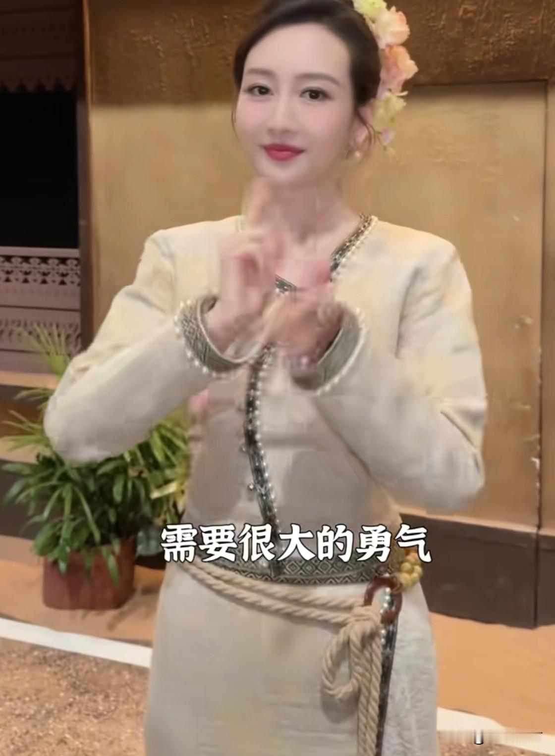 我现在信所有小道消息了。

43岁的演员王鸥跟大家说了一件众所周知的事儿。其实40多岁了结婚或者离婚生孩子都很正常的，人家的私生活没必要跟所有人报告！

有网友分析时间线，王鸥是在2023年怀的。在她大侦探第九季缺席了很久，回来的时候，何老师问了她一句顺的还是剖的，虽然有及时消音但是还是被听见了，而