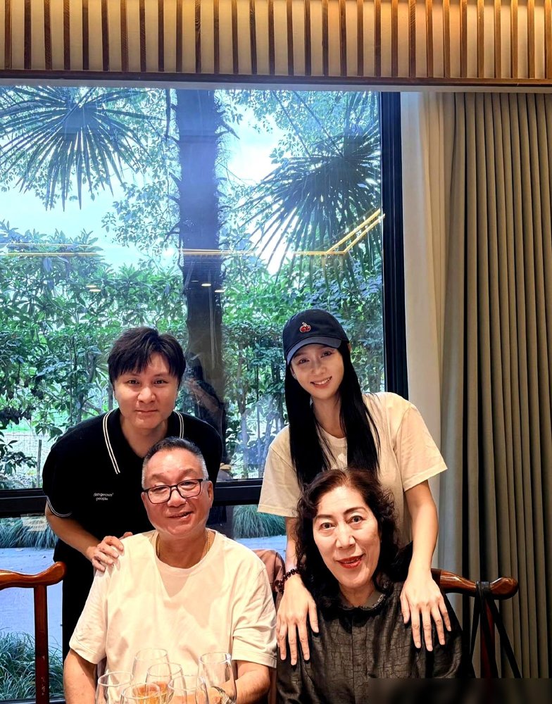 陈乔恩又去看乔任梁爸妈了，照片里她搂着两位老人笑，桌上摆着粉色的花。
十年了，每年忌日她都没落下。这次她写：“十年了，你永远是少年。”
评论区有人翻旧账，说她前几天还在回应前经纪人孙德荣的破事，转头就来悼念亡友，真能装。
可你细看，孙德荣翻的是二十年前摄影棚喝酒的旧账，陈乔恩回的是“合约满了自