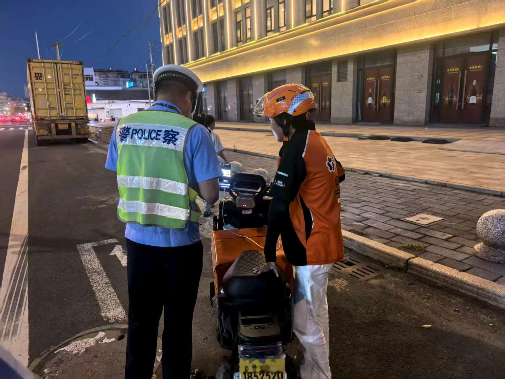 【严查外卖快递骑手交通违法 交警开展专项整治】不少快递、外卖骑手为追逐...