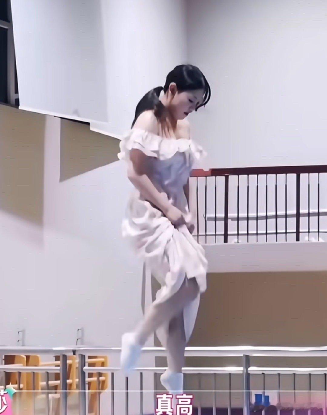 #张家齐承担全家生活开销#年少站上赛场奋力拼搏，用汗水换来荣誉与奖金，本该拥有自主支配个人收入的权利。
运动员在最好的年纪承受高强度训练，为国争得荣光，也理应被尊重个人财产权与独立选择。家庭亲情值得珍惜，但亲情不能越过法律边界，个人劳动所得应当得到保护，相关的争议期待能够理性厘清， ​