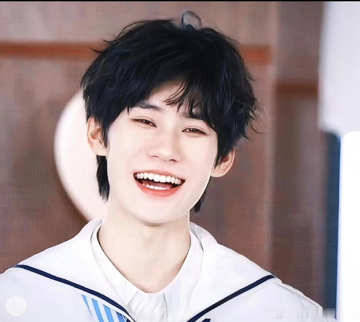 #张真源[超话]# 小朋友在pn🏃🏻‍♂️这个笑容至今都很深入人心，看到这张图下一秒他就要萌萌地大声说“结婚”，好洗脑啊[允悲][哈哈][哈哈][哈哈] ​