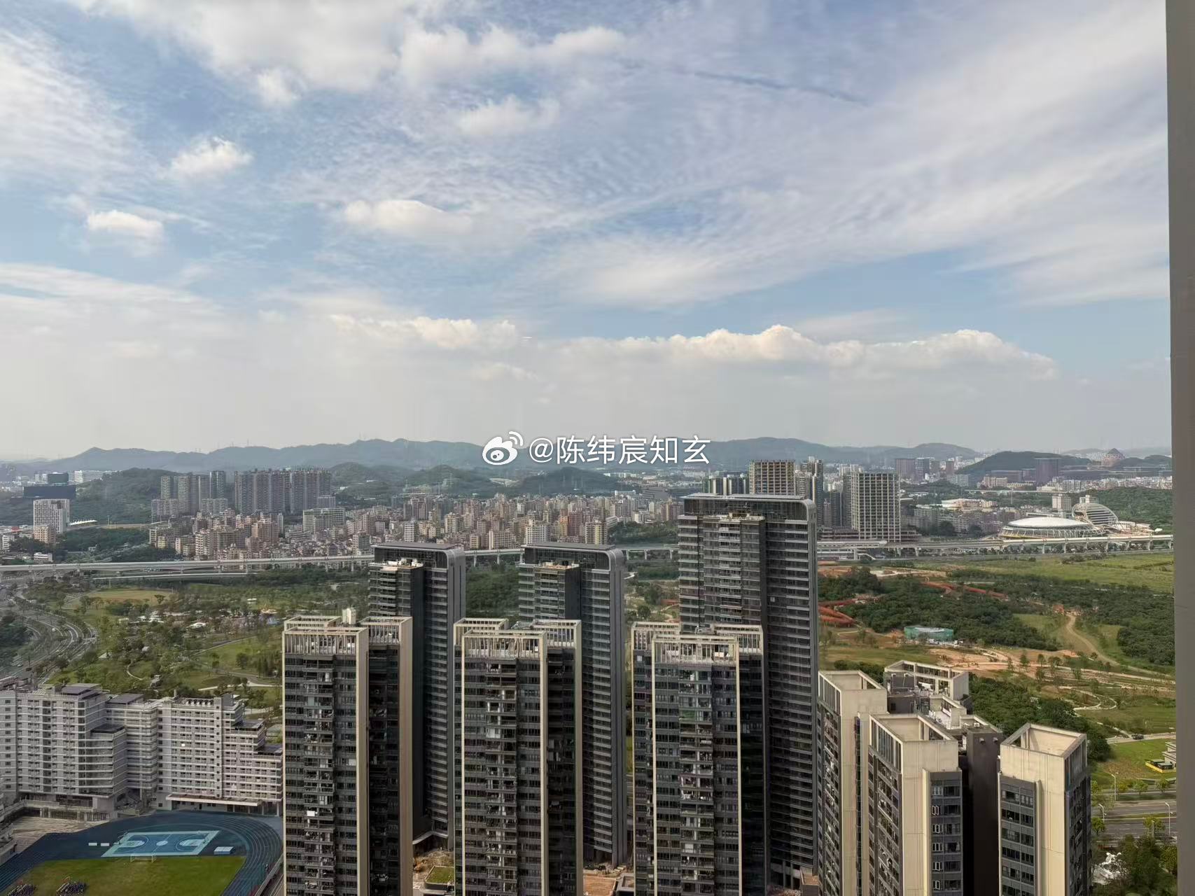 从这张图的阳台望出去，一眼就能看出来——明堂太阔、四野空荡，属于“局大无收”的散气格。左边没有起势的青龙砂，右边没有驯伏的白虎砂，正前方更没有横陈的案山、朝山来兜住气口，整个外局像一口大锅朝天敞着，风从四面灌进来，气来则散、气去不回。风水讲“明堂容万马，也要有案关水口”。没有案山就像客厅没屏风，外面车流、人流、气流直冲阳台，所谓“风吹当头”，人住在里面容易心浮气躁、决策飘忽，财来财去留不住，家人也易有失眠、头疼、血压不稳的毛病。更麻烦的是，龙虎不护，左右无靠，对外谈事时易遇无人兜底、合伙反水；朱雀无案，名气发不出去，做了事没人认。这种局不是不能住，而是必须人为“收气”：阳台加磨砂玻璃+半透纱帘，摆高一排绿植或矮柜做“人造案山”，地下铺厚毯吸声，别在阳台放躺椅吹风玩手机。外局老天不给，内局就得补；不补，再好的室内布局也像往漏桶里灌水。 东莞·海战博物馆