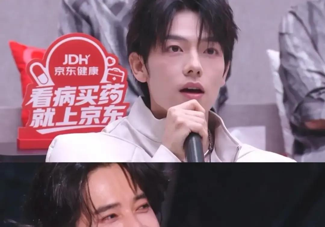 都说直播是明星的卸妆水，卸的不仅是脸，更是人品和情商

今天看芒果的直播，算是见识到了

陈若轩他们组表演完，镜头切到后台，主持人就问曾辉感觉怎么样

这哥们儿也是实诚，直接说这是他第一次看这个完整的舞台，然后话锋一转，焦点全给了陈若轩

他说，没想到陈若轩在短短三四天里，表现能这么好，跟初舞台那会