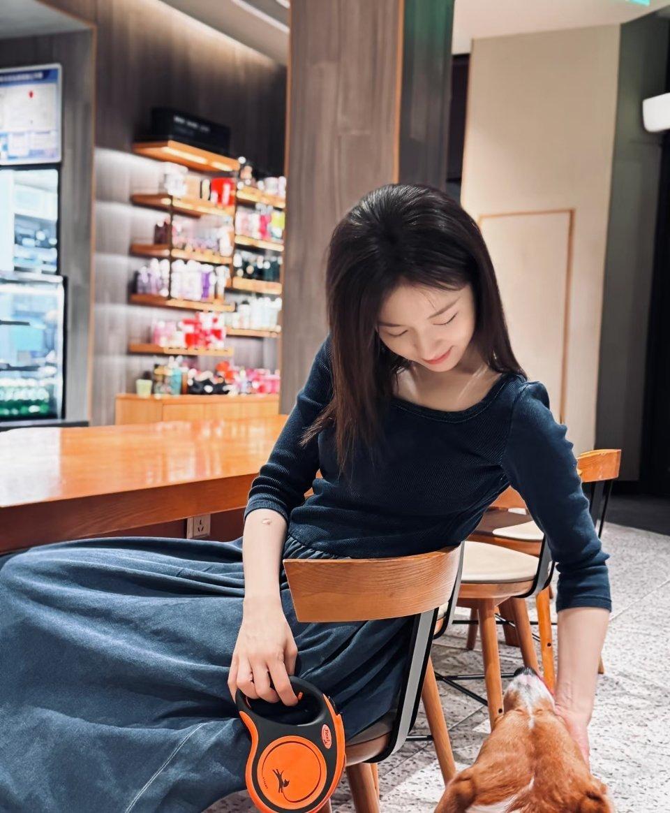 lld#李兰迪海岛舒服日志#🍬#李兰迪王智慧# 

厨房玻璃上的水汽，化开了黄昏，每一个沉浮的气泡，都是一次日落 
 
​