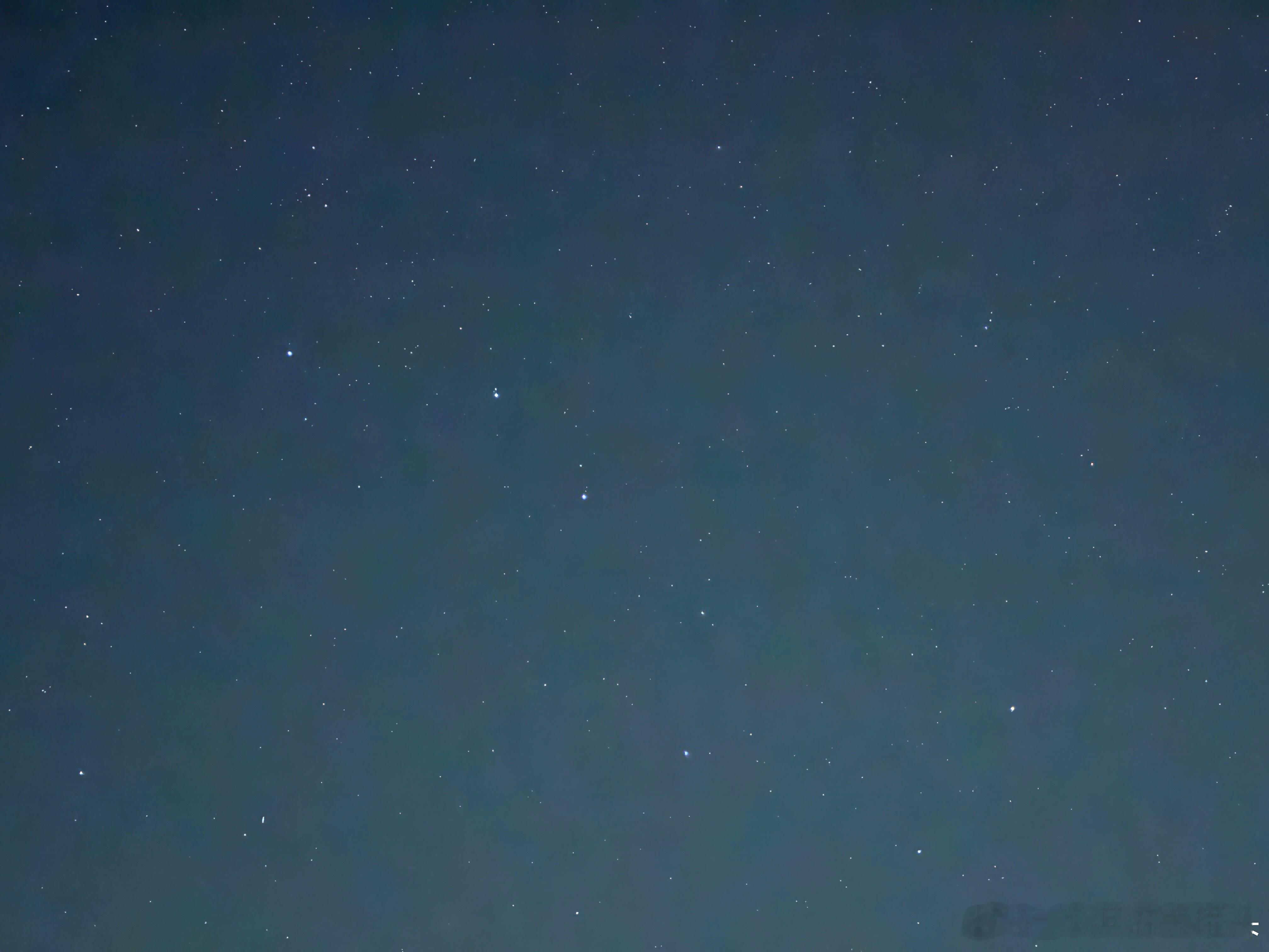 值得记录📝的一个夜晚，
看见了流星🌠、马斯克星链、北斗七星、大角星……
学会分辨牛郎织女星，北极星，仙后座……
还用专业天文望远镜观察土星及其光环🪐，开心！
满天繁星，有种坠落星空的不真实感。
唯有亲身经历，才能感受到这一刻内心的震撼，敦煌的魅力不止有白天的莫高窟，还有来自夜晚 ​