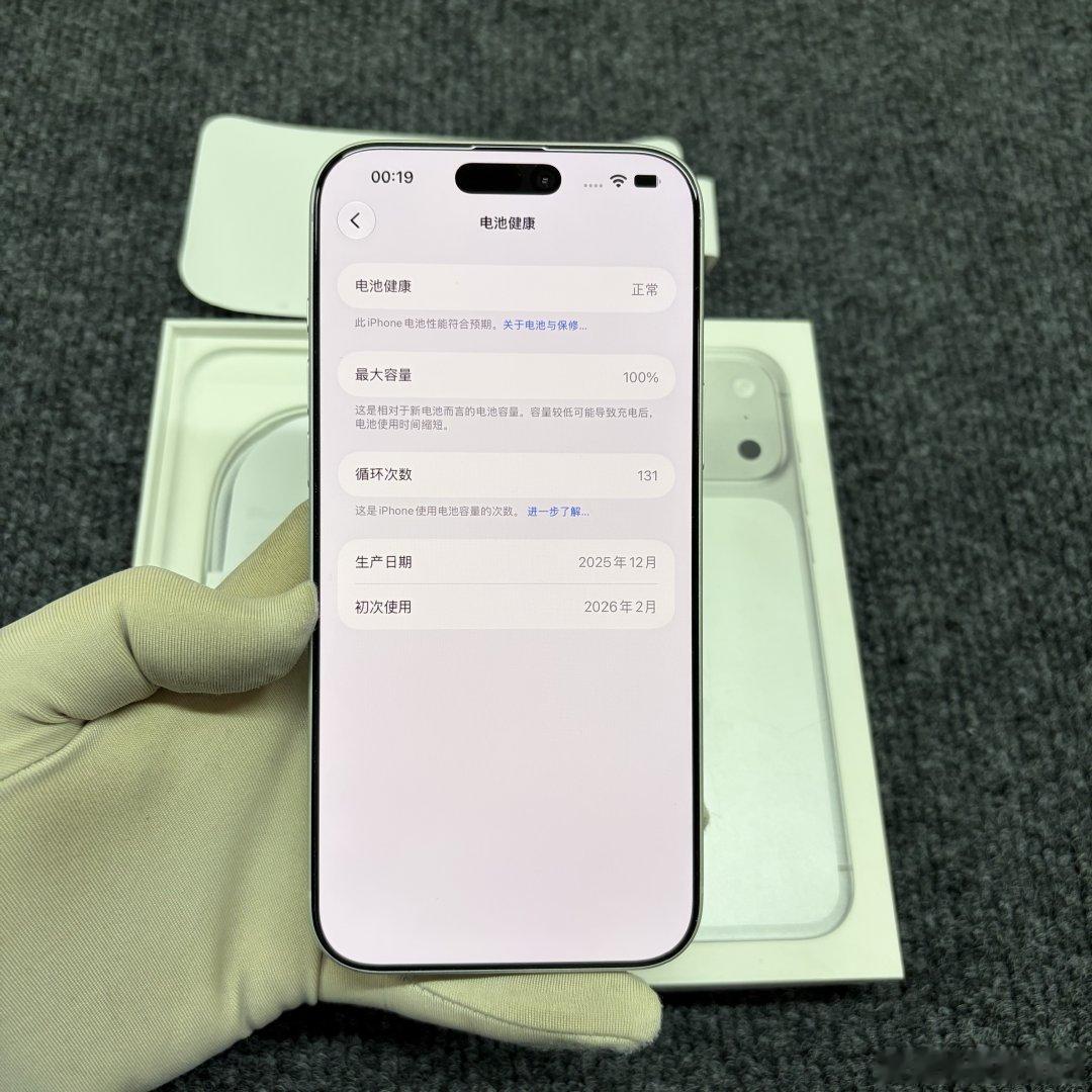 iPhone 17ProMax 银色256G 国行全网通
​
​外观99新 电池效率100% 全套7799 ​
