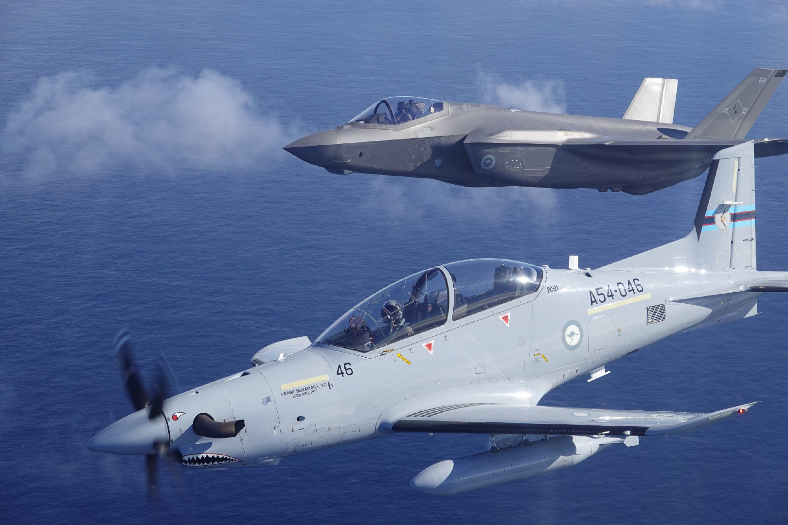 #烽火问鼎计划##FAF美图# 
RAAF的F-35A和PC-21并肩飞行 ​