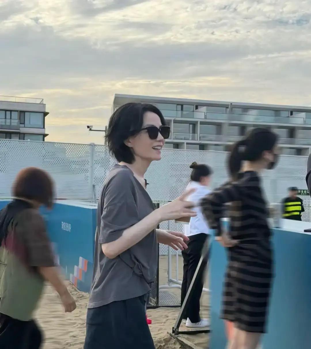 这无处躲藏的退休生活，看男朋友唱，看闺蜜唱，看闺女唱，她今年特别沉迷于演唱会！在阿那亚音乐节上，被镜头抓拍后她尴尬得无处遁形，身后的宋妍霏也吓得连忙蹲下！
很多人看到这一幕，第一反应大概是“王菲怎么也会有这种时刻”。可真正有意思的，不是她被拍到那一下，而是她整个人的状态。穿得很简单，脖子耳朵都没什么