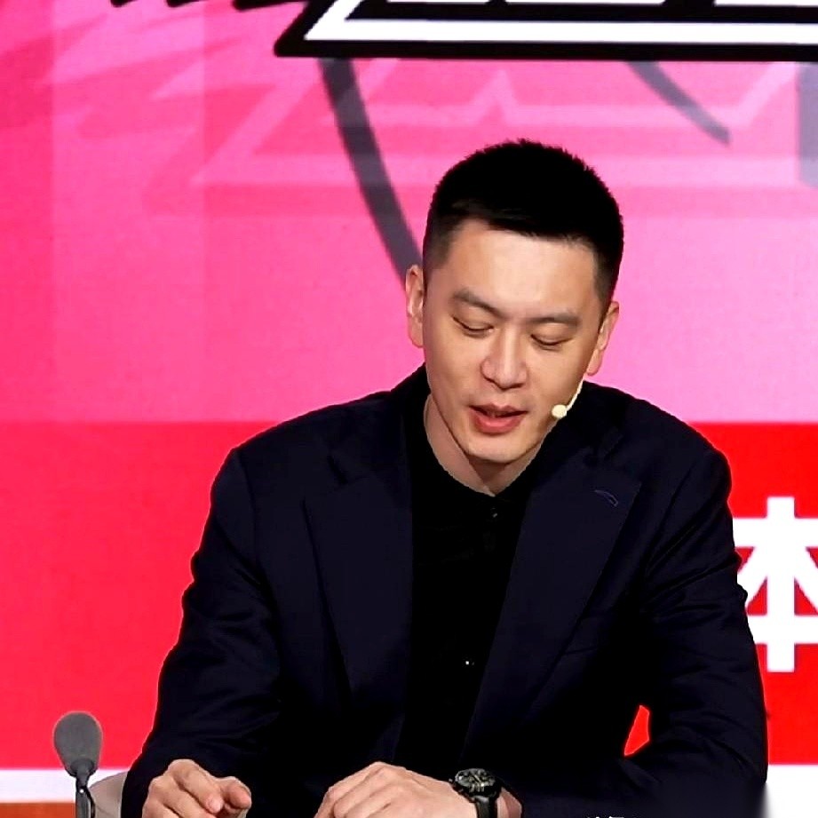 辽宁打广厦这场球，解说席上的杨鸣硬生生被裁判的哨声噎得半天没说出话来。
短短三十秒内，哨子连续急促响了两声，全是吹吴昌泽对胡金秋犯规。吴昌泽还没回过神，人已经被直接罚出了场外。
解说席的话筒里瞬间没了声音，杨鸣把手里的技术统计单往桌上一撂，憋了半天才吐出三个字：“集中吹。”
整场比赛的判罚节奏快得让