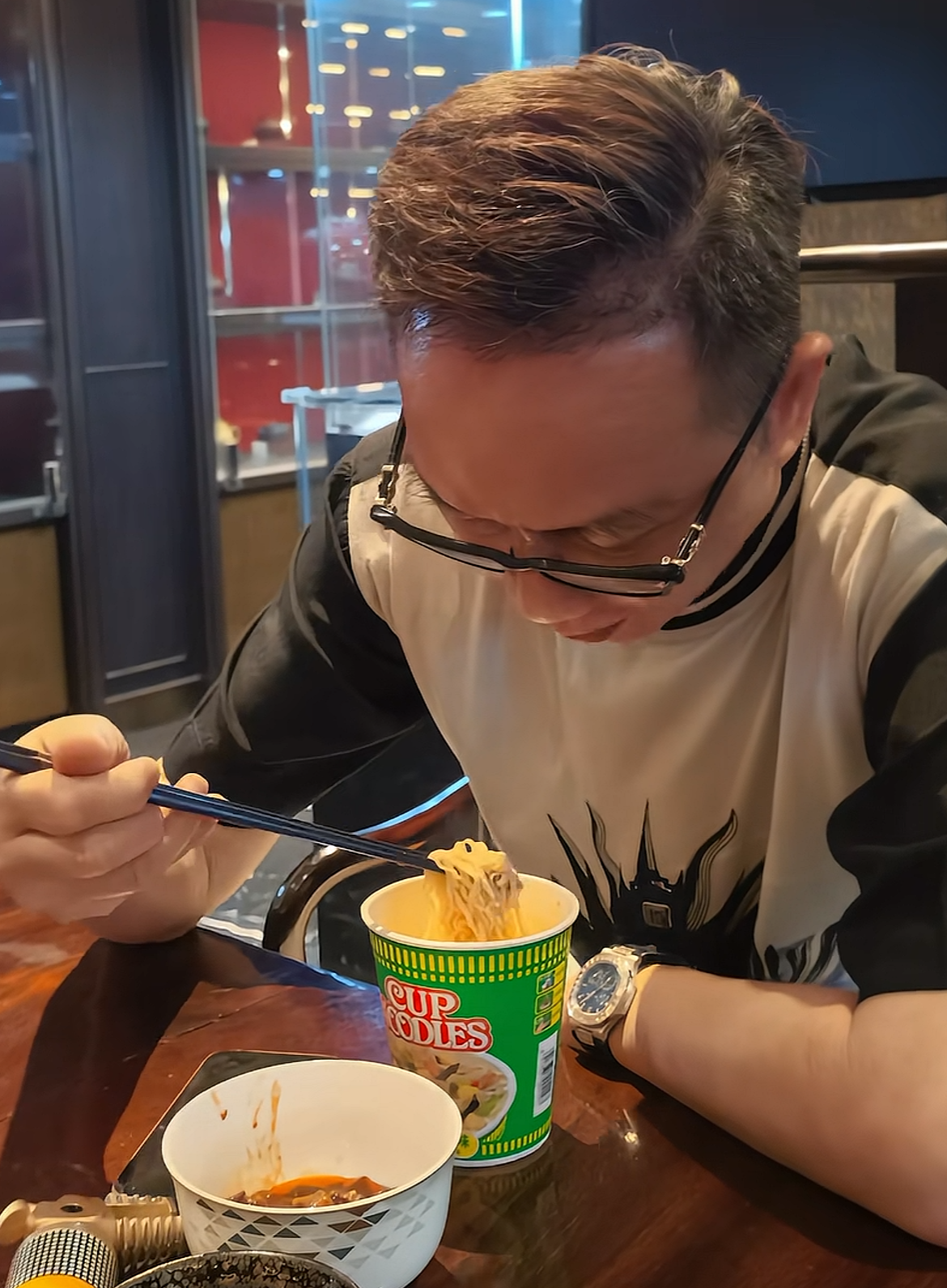 前上海首富周正毅这是落魄还是炫耀呢？
戴140万的鹦鹉螺吃泡面，碗里的东西应该是