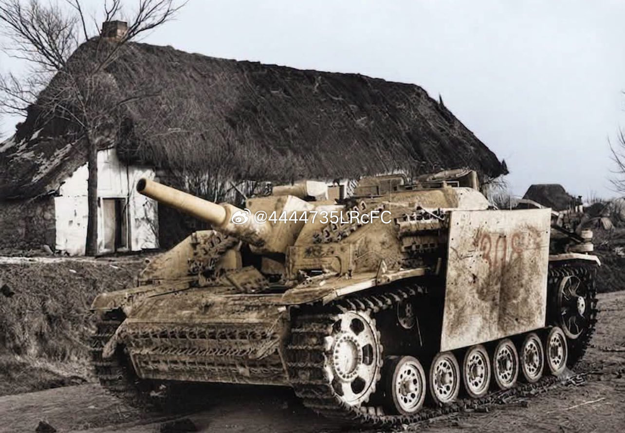 乌克兰，1944 年冬季。一辆 StuH 42 在撤退至更安全的德国防御阵地时，穿越乌克兰的一个村庄。
StuH 42 是 StuG III 突击炮的变种，装备一门 10.5 厘米榴弹炮，设计用于提供步兵支援。 ​