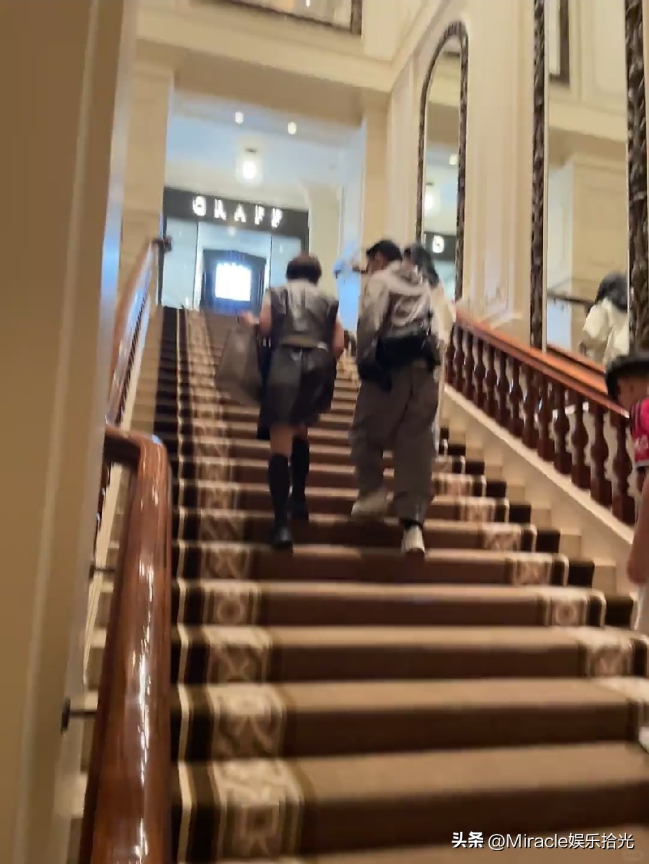 偶遇刘德华和家人逛商场，几个人一起走台阶，打扮低调朴素，不搞排场，安安静静一起出门，这种普通家庭出门逛街的感觉看着很舒服。