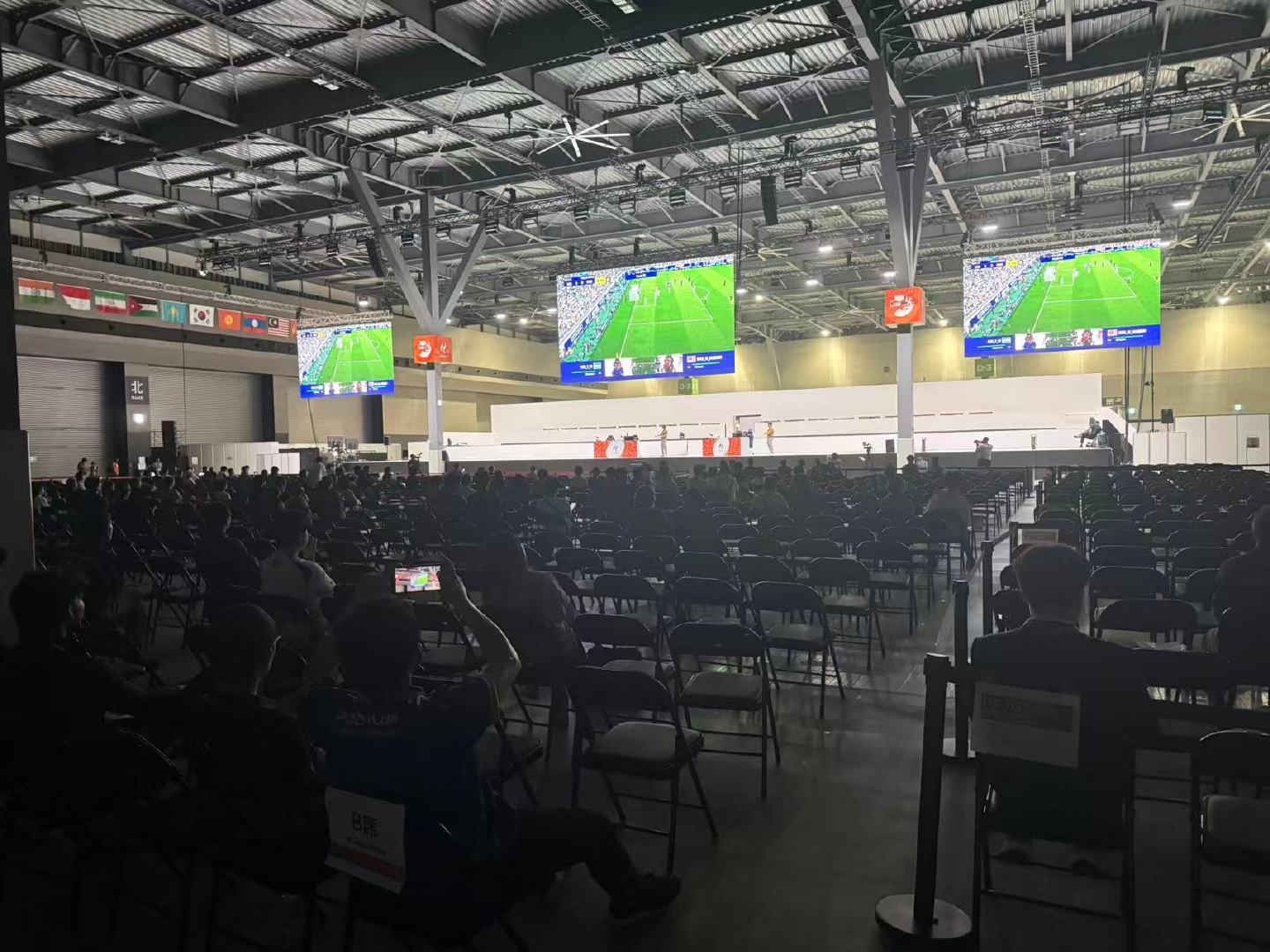 亚运会的电竞场馆放在爱知国际会展中心，属于一个大型国际展览中心。
电竞比赛集中在展示厅进行，部分入围赛甚至被安排在简陋的会议室里。 ​
