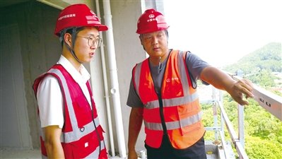 【项目安全总监陈明星：“守住操作规范，就是守住一家人的幸福”】“为守护项目工地安全，我已连续11年国庆假期选择坚守岗位。”10月5日，中铁隧道局广州南沙南横城中村旧改项目经理部项目安全总监陈明星表示，他带领10余名专职安全员，围绕落实中铁隧道局集团公司安全大提升行动目标，重点做好安装工 ​