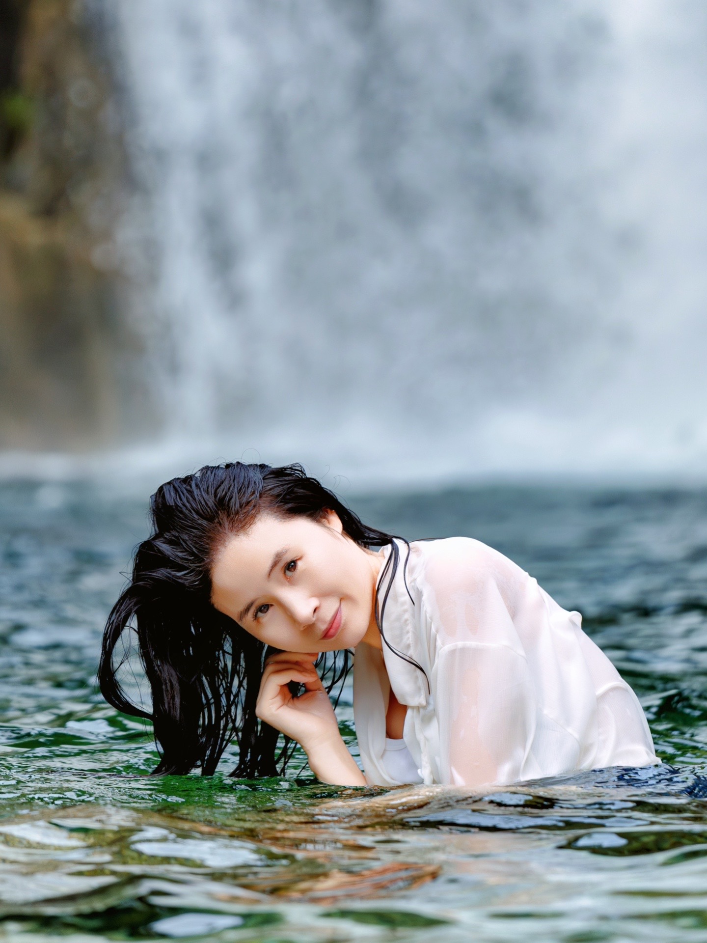桂林漓源瀑布拍的两组户外，黑衣服小姐姐下水居然过敏🤧，正好形成了截然...