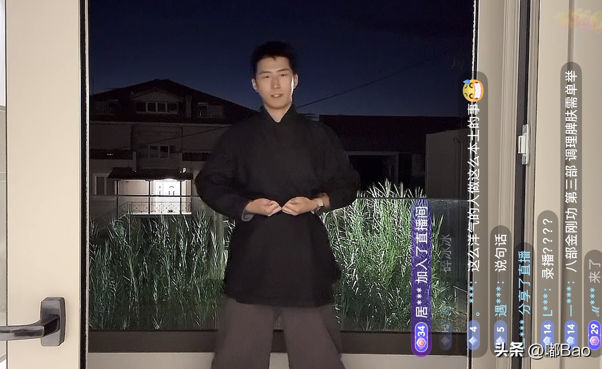 真是可惜了这副好皮囊！
有颜值有演技，
窦骁自从结婚豪门后，彻底消失娱乐圈。

今天无意中刷到了他的直播。画面中显示位于国外，一身中式复古衣，练着养生操，颜值不比从前，给人感觉，钱已赚够，无心世俗烦恼事！

演员确实是个赚钱的行业，能进豪门更是幸事！一生无忧了！