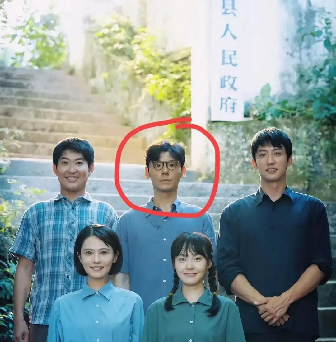现在的影视圈有个怪现象，演员要是长得差点意思，开播就能被唾沫星子淹死。可偏偏有人不信这个邪，在电视剧《重器》里硬是凭演技把挑剔的观众给征服了

这个人就是演余高远的蒋奇明

他在剧里的扮相说实话真不算好看，甚至可以说是几个人里头最磕碜的一个。大眼镜架在脸上，妆造糙得像随便糊弄上去的，怎么看怎么透着股