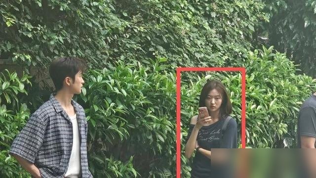 孙千在戏里“被丑化”这事，其实扯下了国产剧最虚伪的一块遮羞布。翻翻《早春晴朗》里尚之桃早期的北漂行头，松垮起球的外套、暗沉廉价的打底衫，整个人灰头土脸，不是她底子不行，是剧里的打工人就该穷得真实。

前脚刚在巴黎时装周顶着高级感气场全开，转头就能在镜头前把自己塞进这身窝囊的通勤服里。

现在荧幕上多