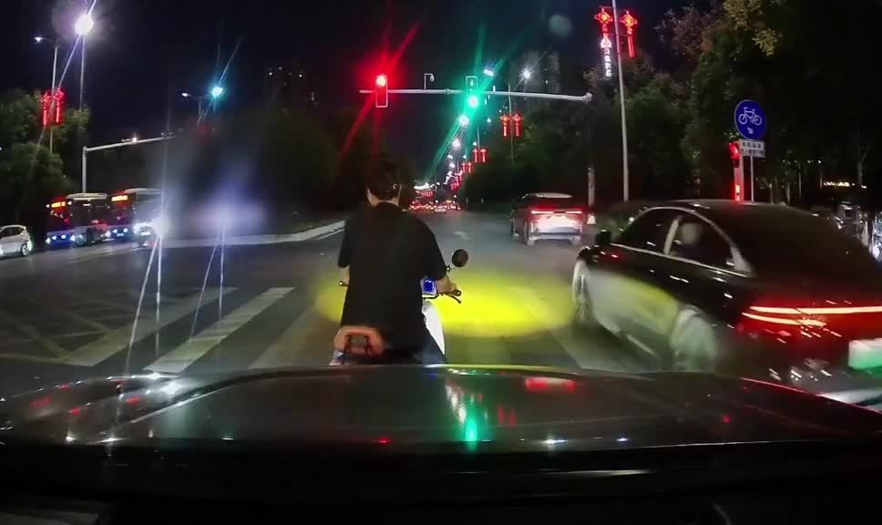网上有种说法，说当事人出来发声，基本就是想给自己找台阶、博同情。

这话我听着别扭。

一个司机，把孕妇的电动车踹了，现在出来说话，第一件事不该是先把当时怎么回事讲清楚吗。他讲了，不管讲得对不对，起码话筒递过来了，后面交给警方和监控去对。

真要捂着的，是不出声那种。

当然，发声不等于 ​