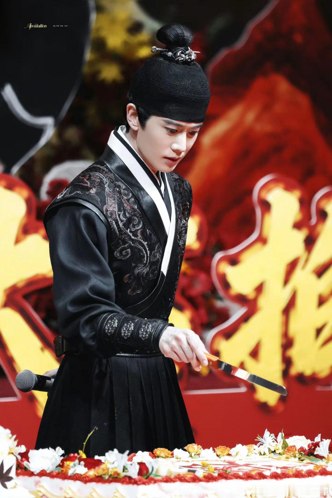 #任嘉伦[超话]##任嘉伦今年做了肠胃镜手术##任嘉伦开机介绍角色##锦衣搜金录锦衣之下同一天开机##锦衣搜金录官宣阵容#
 🎉🎉祝任嘉伦《锦衣搜金录》开机大吉！
暗夜行路，锦衣为凭，一桩桩谜案层层缠绕，朝堂纷争与隐秘线索交织在一起，处处都是未知的考验。从故事设定到画风质感，光是想象画面就 ​