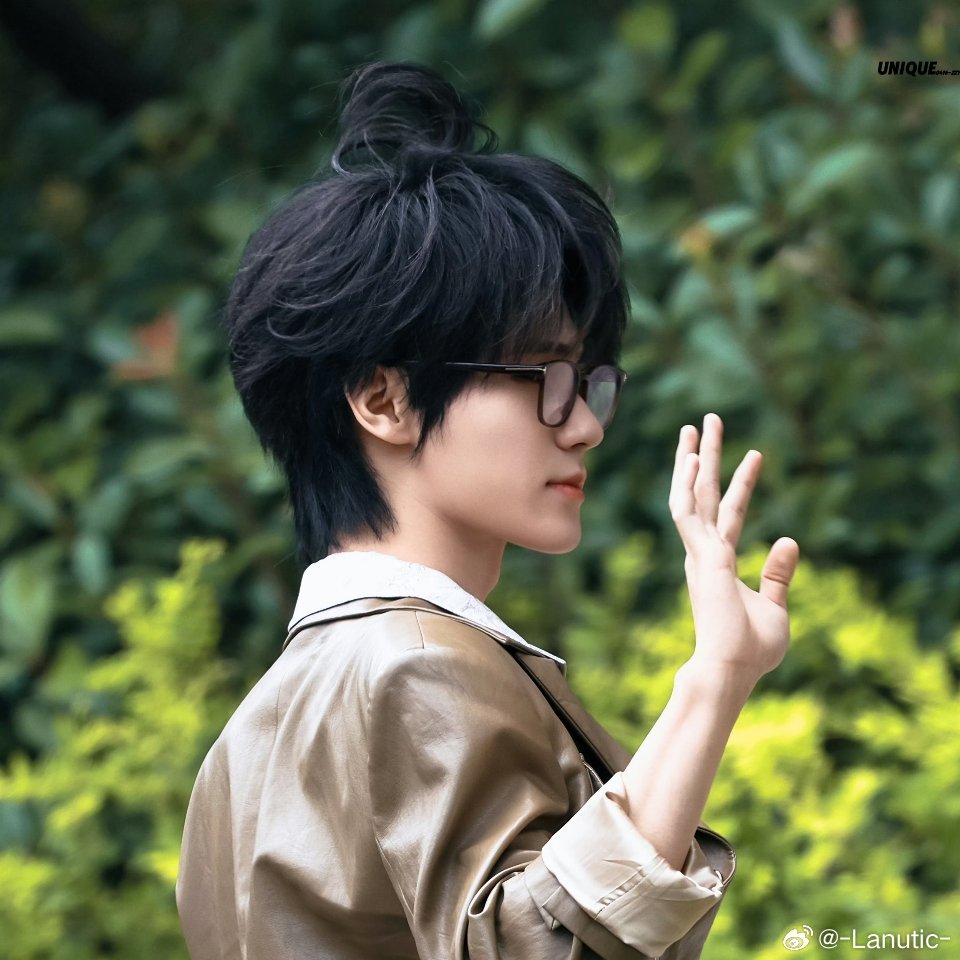 呃啊啊啊啊啊好可爱啊这坨被吹起来的呆毛[抓狂]  ​​​