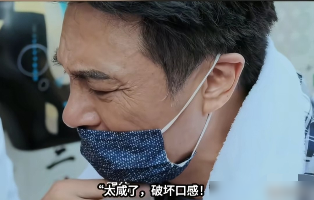 64岁吴镇宇，把网红店老板吃破防了。
兔头刚进嘴，直接扭头吐出来。蹄花端上来，一句腥的。水煮鱼尝一口，筷子一撂：这不新鲜。
老板脸都绿了，旁边人拼命打圆场说可能发挥失常。吴镇宇没接茬，擦擦嘴起身就走。
旁边人小声提醒：拍着呢，给点面子。他回头一句：我给钱了的，凭什么帮你说假话。
这趟成都美食