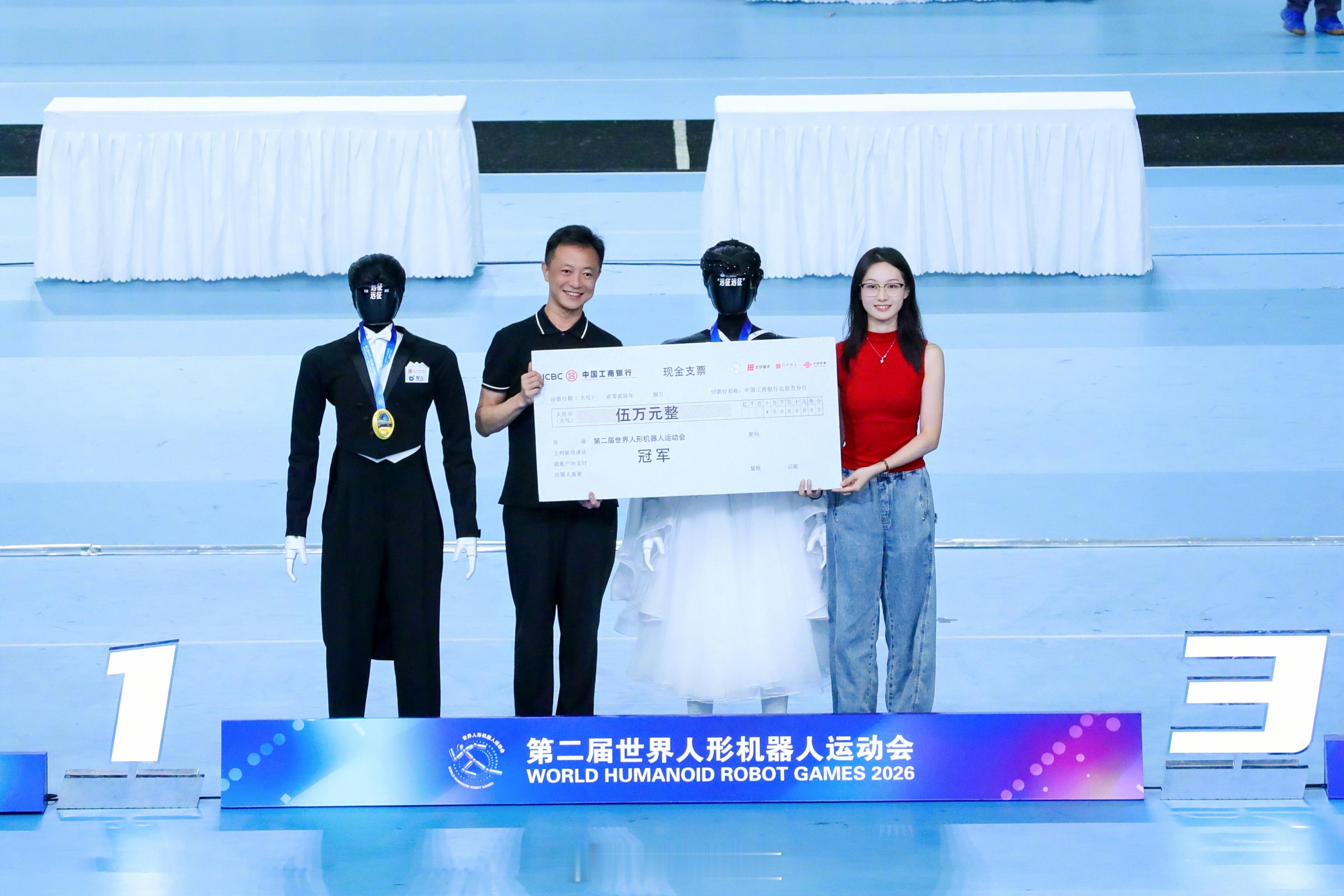 #智元获机器人运动会金牌榜第一# 先不聊人形机器人什么时候进家里。

我更想知道，它什么时候能在酒店里连续干一晚，在图书馆里自己处理任务，或者遇到现场变化还能继续把工作做完。

这次机器人运动会的作业赛道一共12金，智元拿下6金。这个结果对我来说比单纯跑多快更有现实感，因为它考的已经不是一 ​