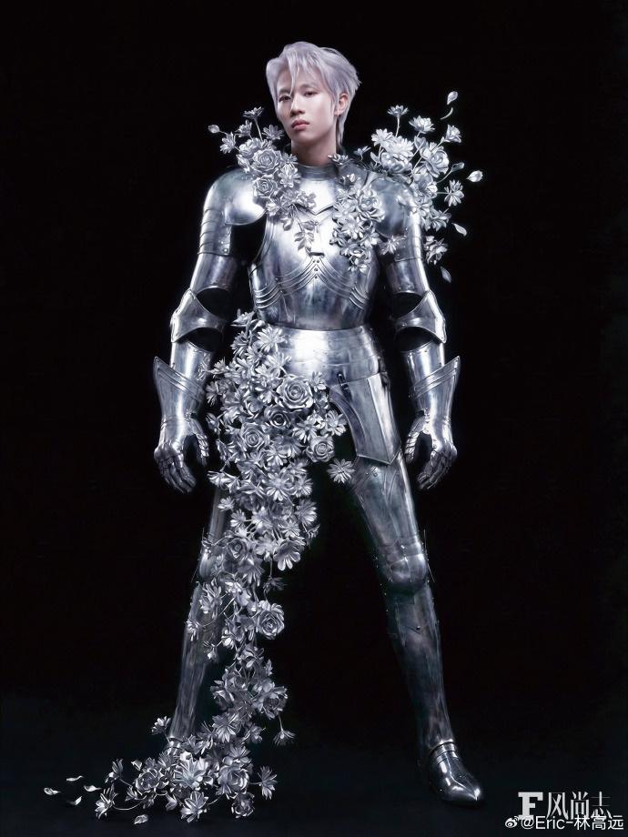 晒出骑士风大片并配文：  骑士精神是什么？ 是守初心，担责任，知敬畏...