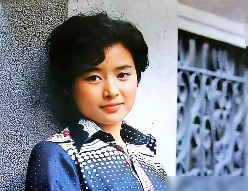 火了40年的《庐山恋》女主角，当初全剧组都嫌她土。
原定女主角是宫雪花和吴海燕，一个因故推掉，一个抽不开身，选角卡了壳。
轮到试新人，全剧组都不看好张瑜，觉得她土气。只有上影老厂长徐桑楚力排众议一锤定音，就要张瑜，说她身上那股青涩干净的劲儿，刚好就是周筠本人。
真正的机遇，永远留给特质刚好匹配