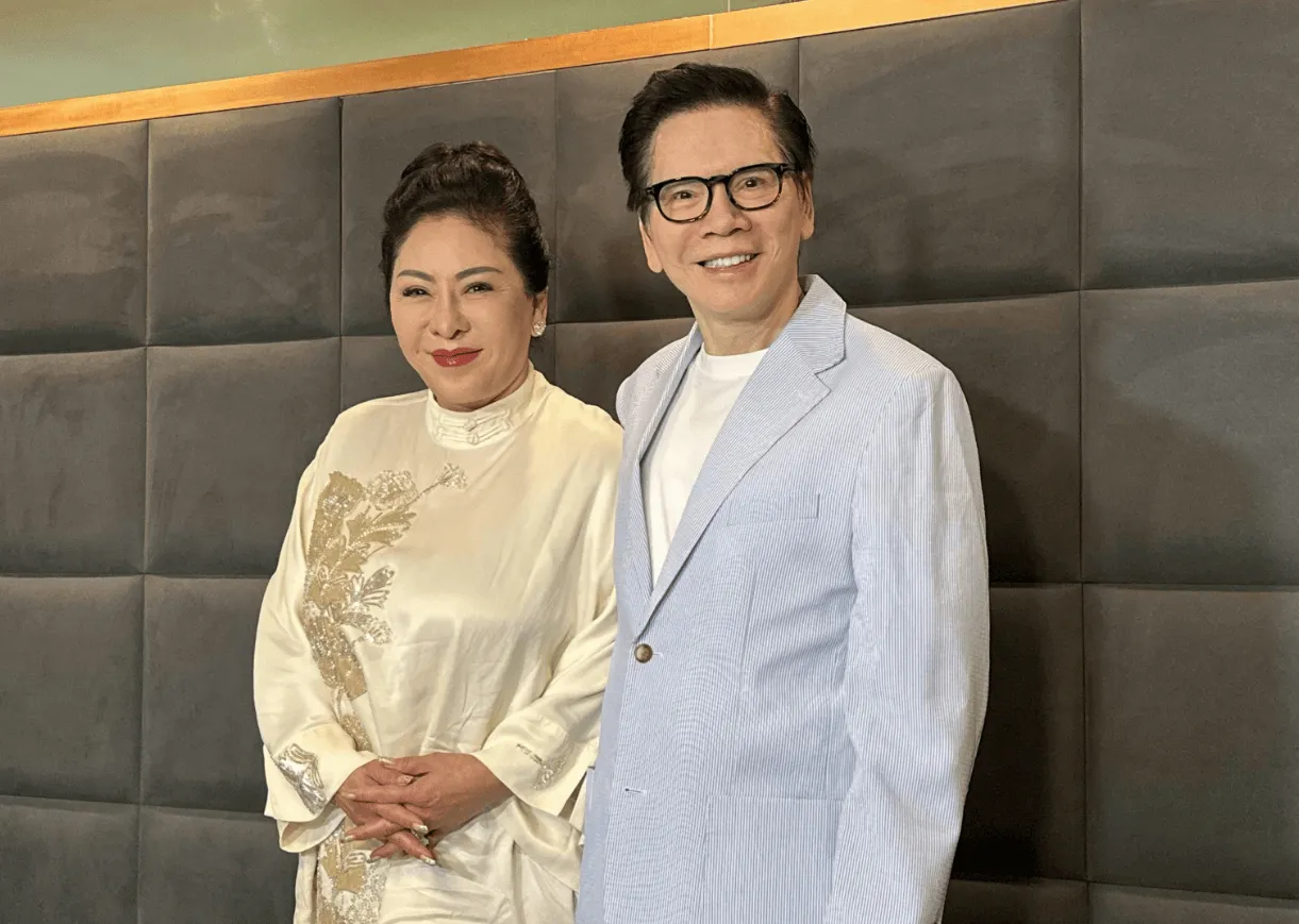 香港百亿富豪向华强和向太站在一起，向华强穿着蓝色外套，显得非常有活力，向太穿着黄色裙子，显得很有富婆的气质，有钱人太会穿搭了[灵光一闪]