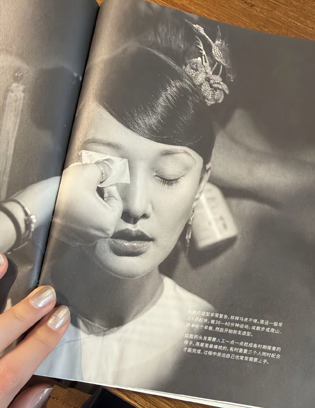 在周迅自传里看到了两张图
这比如懿传里符合人设很多啊！为什么最后呈现出来的效果那么诡异。 ​