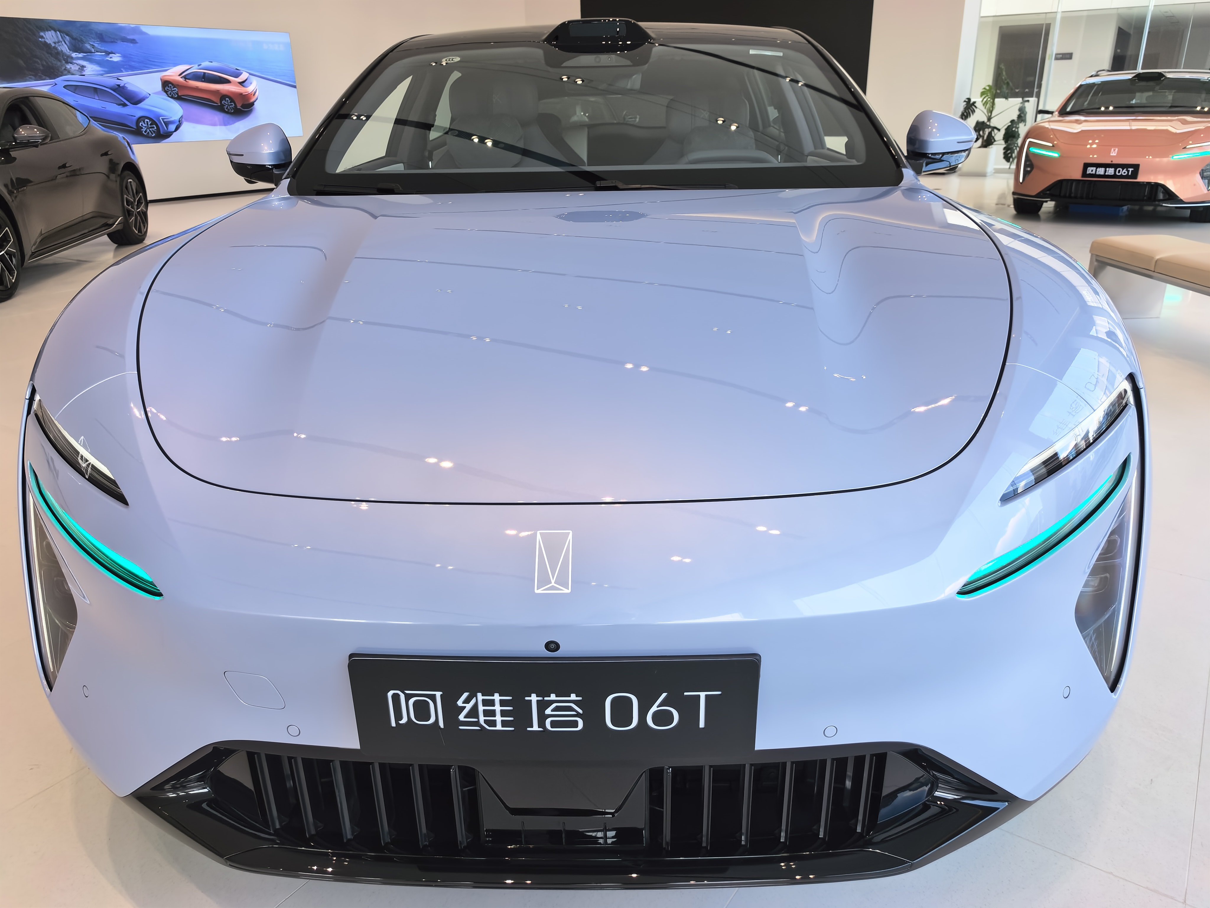 终于到店打卡阿维塔06T猎装骑士版！一眼就被这猎装身姿戳中✨
专属外观自带骑士氛围感，线条流畅又有力量感，坐进车内更是惊喜满满。内饰细节质感拉满，鸿蒙座舱HarmonySpace丝滑流畅，操作逻辑顺手，交互体验超棒。多项专属配置加持，兼顾颜值与实用性，旅行、日常通勤都适配。
很难不爱这台兼顾格调 ​