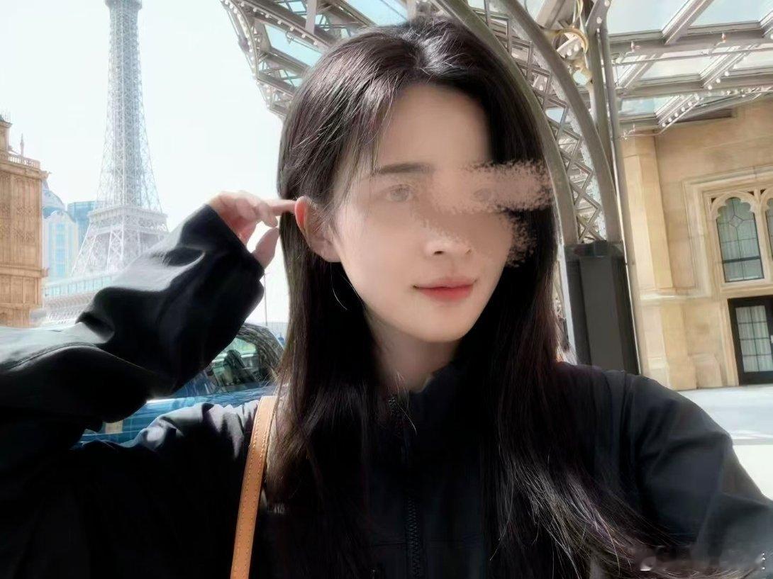 #韩煜尘被曝出轨女下属#
科大讯飞高管出轨PPT

细看聊天记录真挺逗：女下属疯狂又主动，男上司倒像个刚谈恋爱的男大，没有安全感，总怕女下属玩腻了抛弃他。结果女方轻飘飘一句“还没X够你呢”，直接把他拿捏得死死的。

四十多岁的副总裁，手里攥着17家公司股份，公关圈十几年的老炮，居然栽在了一句 ​