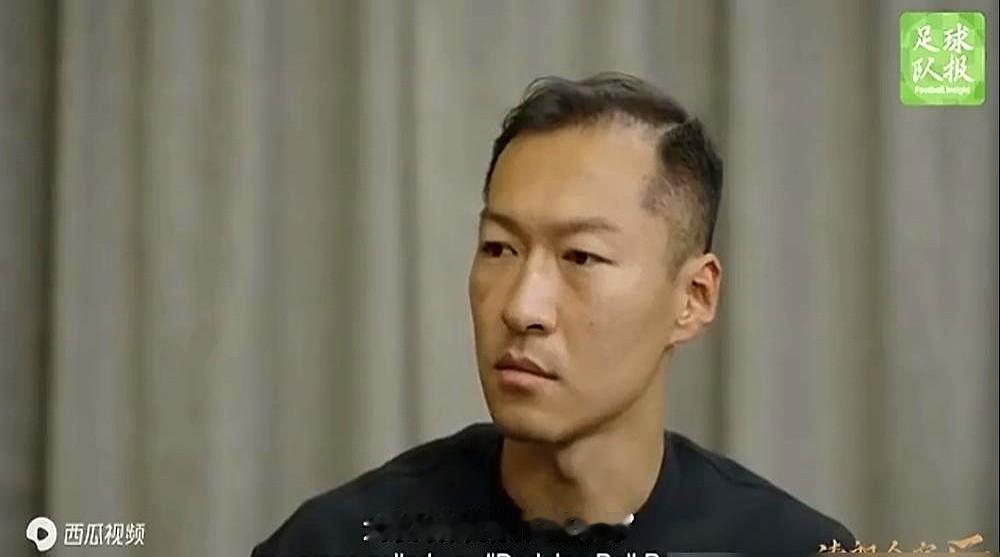 全场狂欢，记者把话筒递过来，问他进攻怎么这么猛，他却一脸严肃。

3比0拿下泰国，打破28年不胜的魔咒，全场球迷都疯了。吴曦造乌龙，胡荷韬爆射，张玉宁推空门，个个精彩。泰国主帅都说，输得心服口服。

可队长吴曦一句话就把所有人拉回现实：“下一场打韩国，必须先做好防守。”

真正的狠人，从不留恋一时的