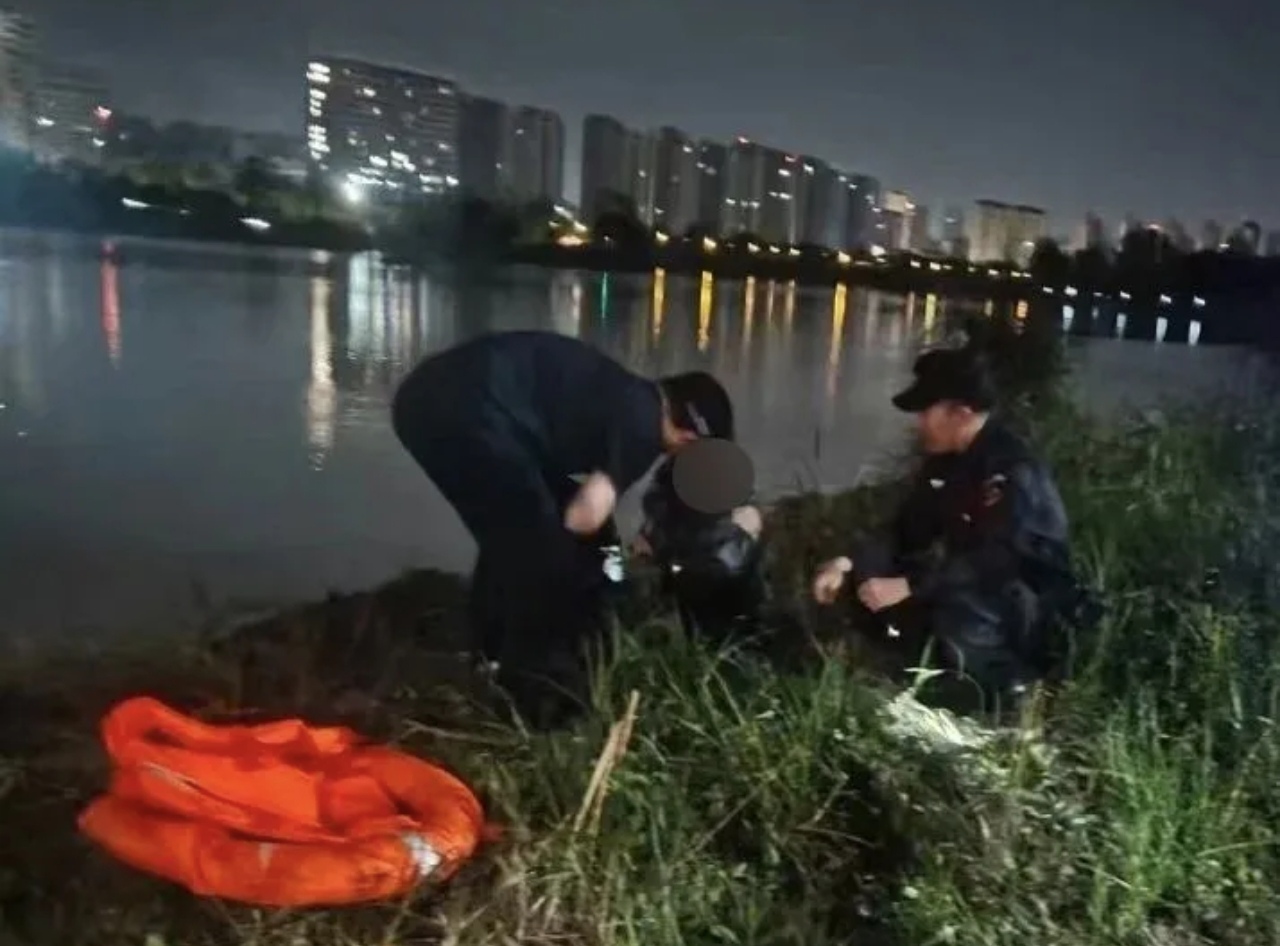 河南周口凌晨五点，一名17岁少年情绪激动，从大庆路桥上坠入沙颍河。河水又急又冷，
