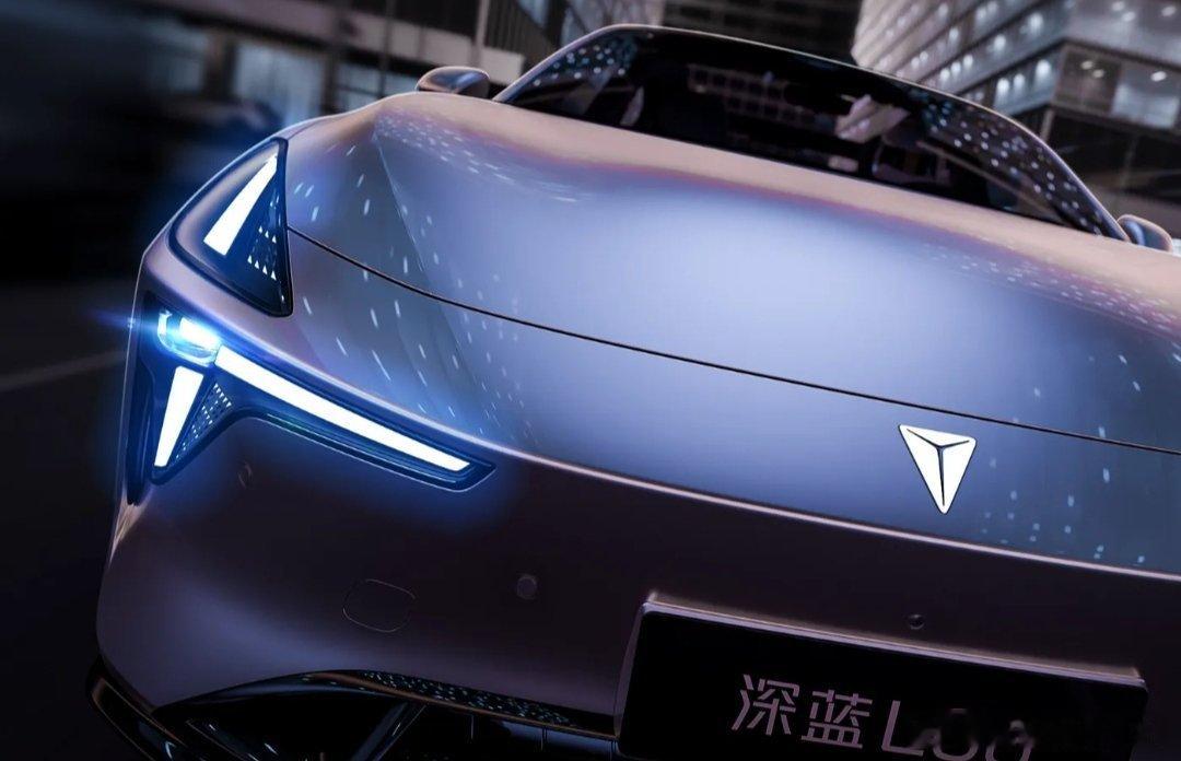11.49万起！深蓝L06，带磁流变悬架的后驱轿跑
 
✅限时权益价11.49-16.19万元，提供增程、纯电两种动力可选，后置后驱布局
✅轴距2900mm，纯电版本CLTC续航最高670km，零百最快5.9秒，兼顾通勤与驾控
✅自主品牌首款搭载磁流变悬架车型，多数版本标配，每秒千次阻尼调节，滤震和支撑表现出众
✅前麦弗 ​