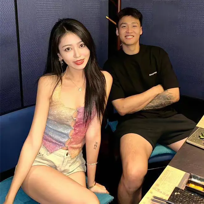赵睿的漂亮女友  姓名未公开，身高170cm，身材性感，大长腿十分吸眼...