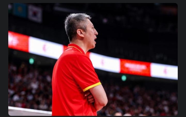 中国男篮此番亚运会铜牌争夺战以70比79不敌伊朗，最终仅位列第四，不少球迷都盼着郭指导能主动体面辞职，可他偏是咬着牙不肯中途卸任，已然着手世预赛的备战，坦言自己还想领着队伍往回追赶。对此，媒体人付政浩进行点评那句“亚运会输成这样了，总得有人承担责任吧”，着实戳中了所有人的心声，他直言既然郭指导不肯体