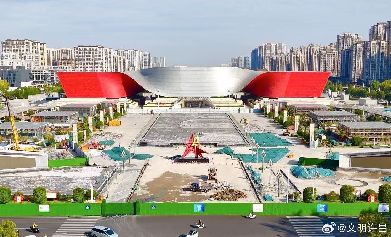 眼下，胖东来科技广场店正在加紧施工。记者在施工现场看到，科技广场大部分区域已正式封闭，喷泉已拆除，路面硬化工程有序推进。谭宜姝 摄 ​