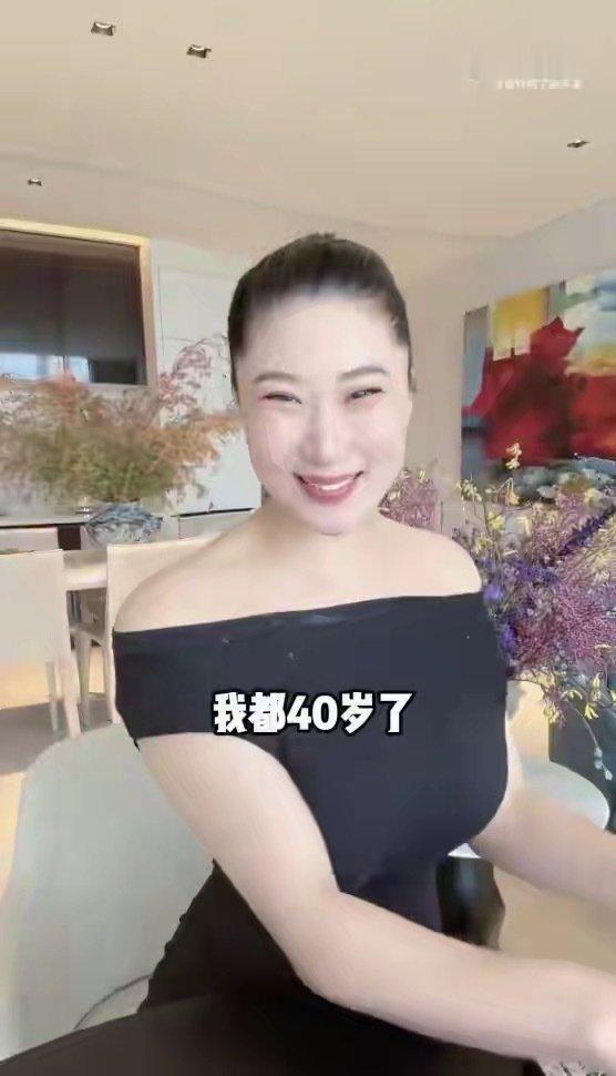 谢贤前女友Coco直播被说丑，大方承认不如“锋妈妈”漂亮、不如谢婷婷优雅，并高情商回应：灵魂和精神永远不衰 ​