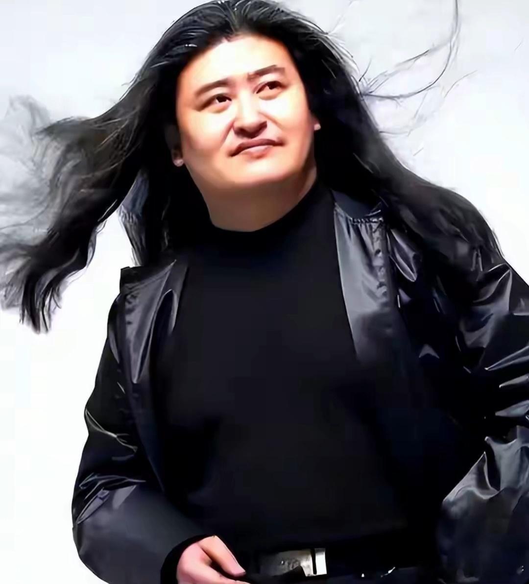 【怎么说走就走呢？！刘欢去世】我最喜欢的刘欢老师走了！中秋节上午，现年的63岁的刘欢在上海病逝。消息传出来不到一小时，网上已经炸开了锅，可热搜上除了悼念，还有人在翻他生前的私生活。刘欢什么病热点梳理那个唱着好汉歌吼出山河、唱着我和你站上世界舞台的人，说没就没了，这消息来得太突然，好多人第一反应是不信。他生前的日子也被人翻了出来，有两个跟他缠了半辈子的习惯，如今回头看，桩桩件件都让人不是滋味。先说说刘欢这个人有多特别，他大概是华语乐坛唯一一个，歌火到全国人民都会唱，人却低调到不像明星的歌手。好汉歌、从头再来、弯弯的月亮，还有奥运那首我和你，随便拎一首出来，都是几代人的记忆，可你要说他在哪一年最红，还真说不清，因为他从不经营这个。别人争着上春晚，他窝在讲台上教书，一教三十多年，别人抢资源抢话题，他连微博都不怎么发。圈里人提起他，都说他是华语乐坛最后的守门人，不蹭流量、不上热搜、不凑热闹，可只要他一开口，江湖上那把椅子，没人敢坐。2025 年跨年晚会上，零下三度的天，他穿着件皮衣登台，全...