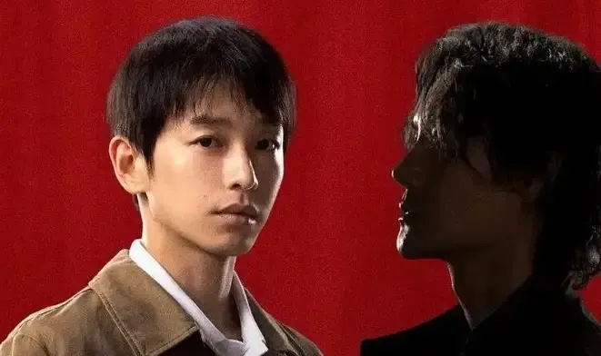 《交锋》这剧的反转真的把人看傻了，故事开始发生于一九九四年，吴越饰演的蒋在珍刚出场就把我绕得一愣一愣。

她是香港某旅游公司的总经理，本来以为她是境外安插进来的狠角色，同事告诉她漏水，其实是发现墙里的窃听器。

看到这里，很多人都会下意识替她捏一把汗，换装、逃跑、穿过边境巷子，像是马上就要把追踪的人