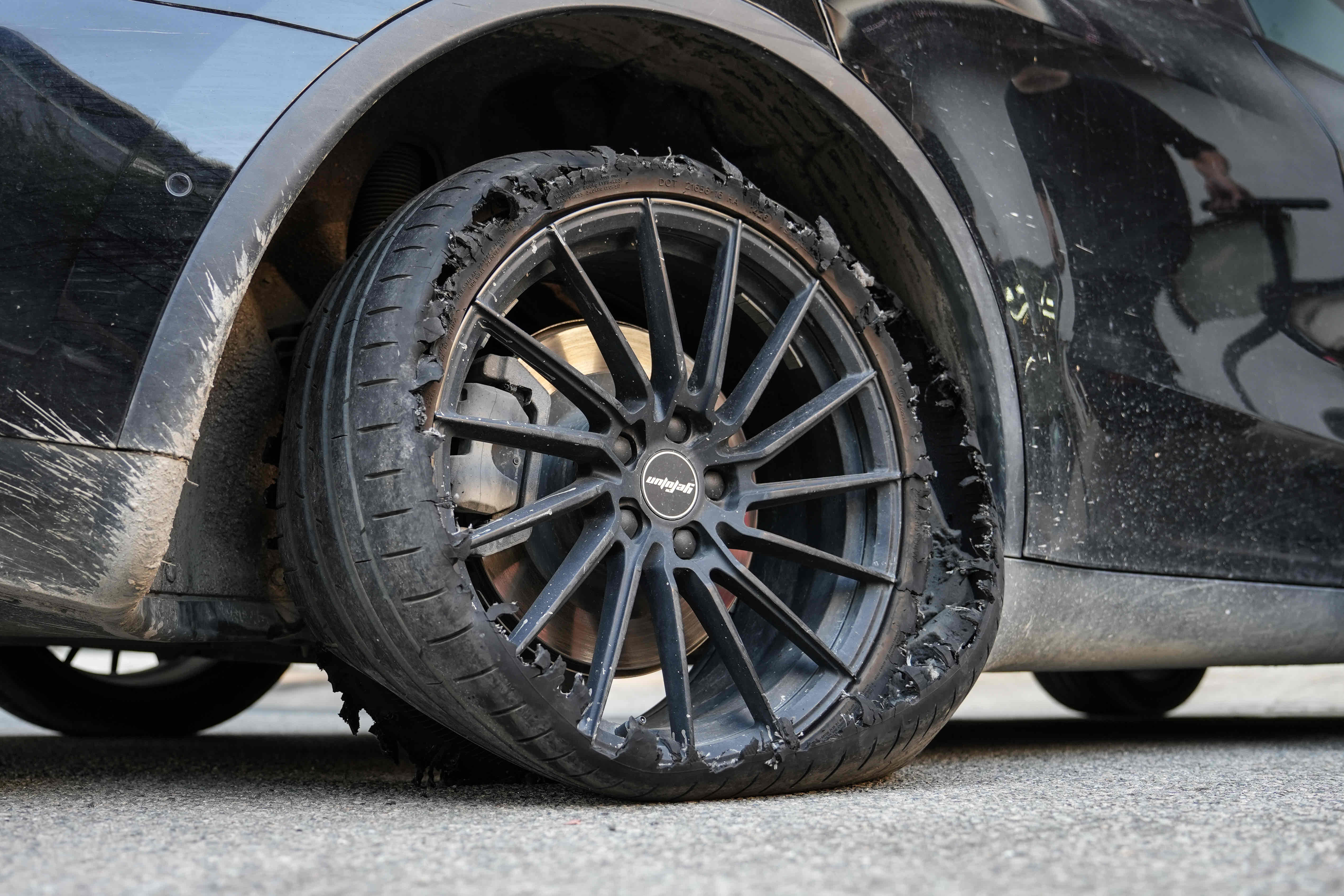 特斯拉 Model Y｜轮胎更换+亨特道路力平衡
车辆行驶途中发生轮胎爆胎,拖车到店检修,整条轮胎已经完全损毁.车主反馈,大概率是轮胎失压后继续行驶引发爆胎,后轮轮胎刚更换不久,排除吃胎造成爆胎,具体爆胎诱因还需进一步研判.

施工首先使用亨特道路力动平衡机检测轮毂真圆度,检测数据全部正常,轮毂无变