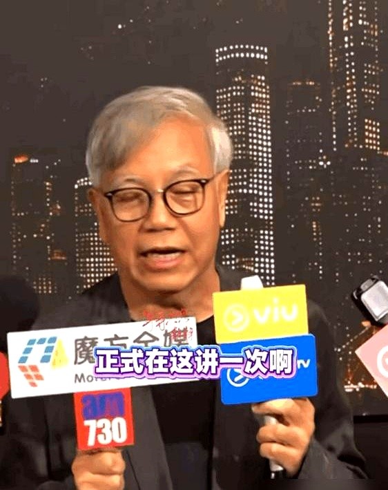 周星驰组局请客，挨个问兄弟们“有没工开”。

饭桌上，他一个个问黄一飞、陈国坤：“最近身体怎么样？收入还行吗？”当年《少林足球》的师兄弟们都在。港媒本想挖黑料，田启文直接说破：买单的是星爷，他主动攒的局。

吴孟达走后，周星驰像是突然醒了。他开始给老搭档们发消息，关心近况，还说要帮忙牵线找活干。田启